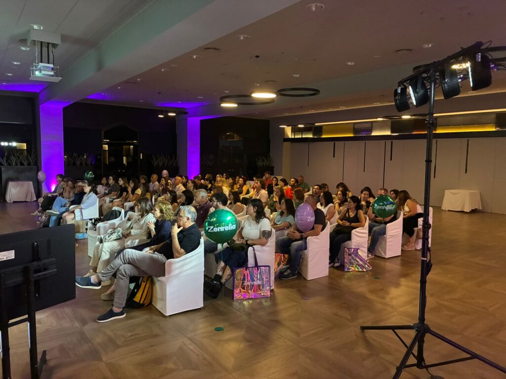 Auditorio lleno de personas en un evento en Tarragona