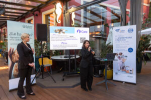 Presentación sobre cardiología veterinaria con asistentes y pantallas informativas
