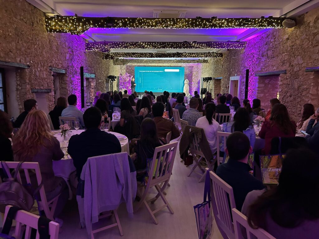 Asistentes a un evento en un salón decorado con luces