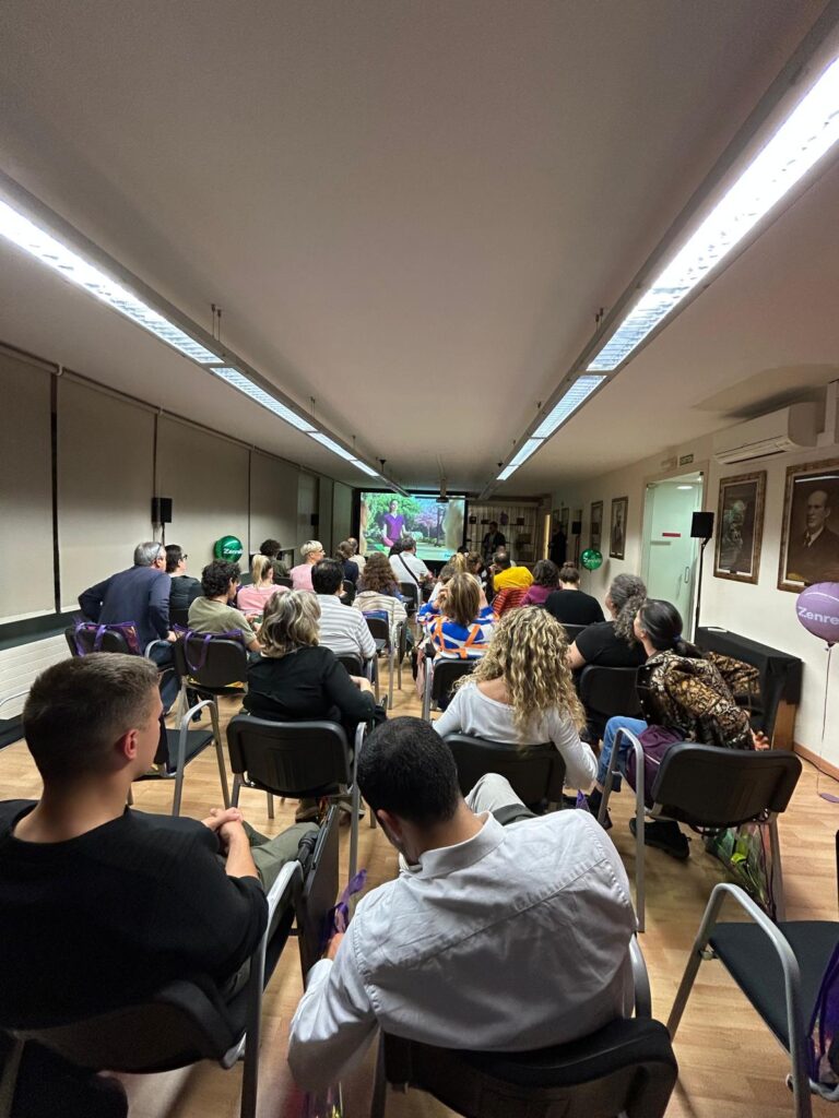 Asistentes en un evento en Girona con proyector