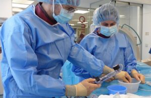 Veterinarios en quirófano realizando procedimientos en cardiología veterinaria