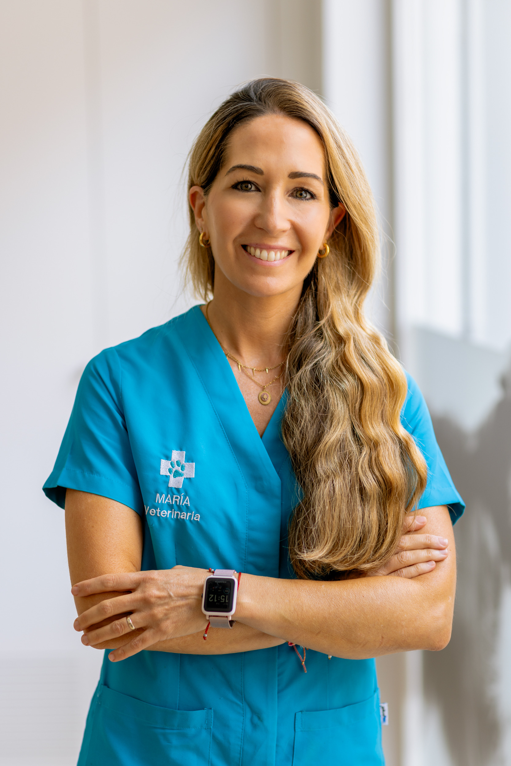 Veterinaria María Vitoria Arias sonriendo con uniforme azul