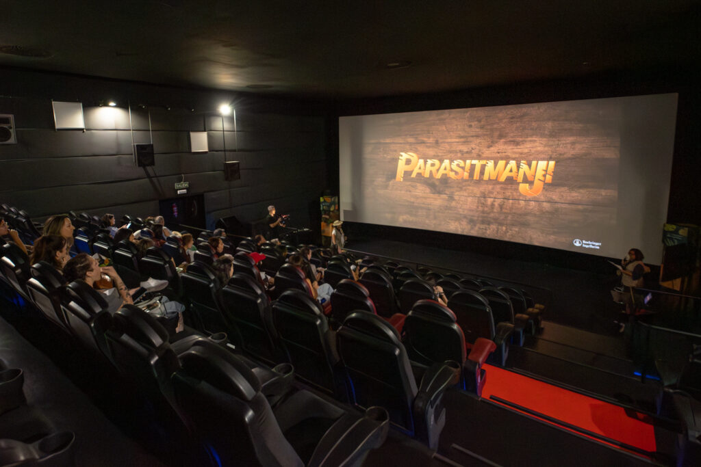 Proyección de la película Parasitmanji en un cine con público