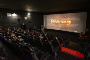 Proyección de la película Parasitmanji en un cine con público
