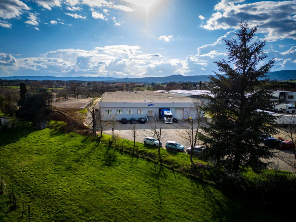 Instalaciones de Life Pet Care en un paisaje natural