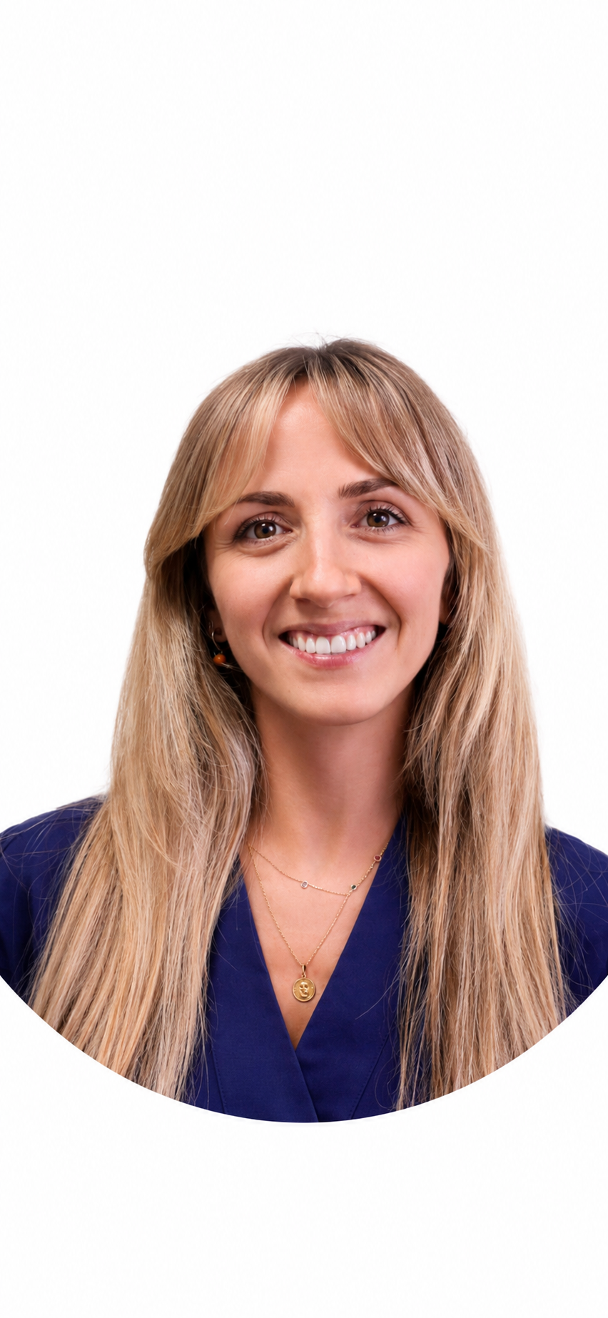 Retrato de Nuria García Leal con cabello largo y blusa azul