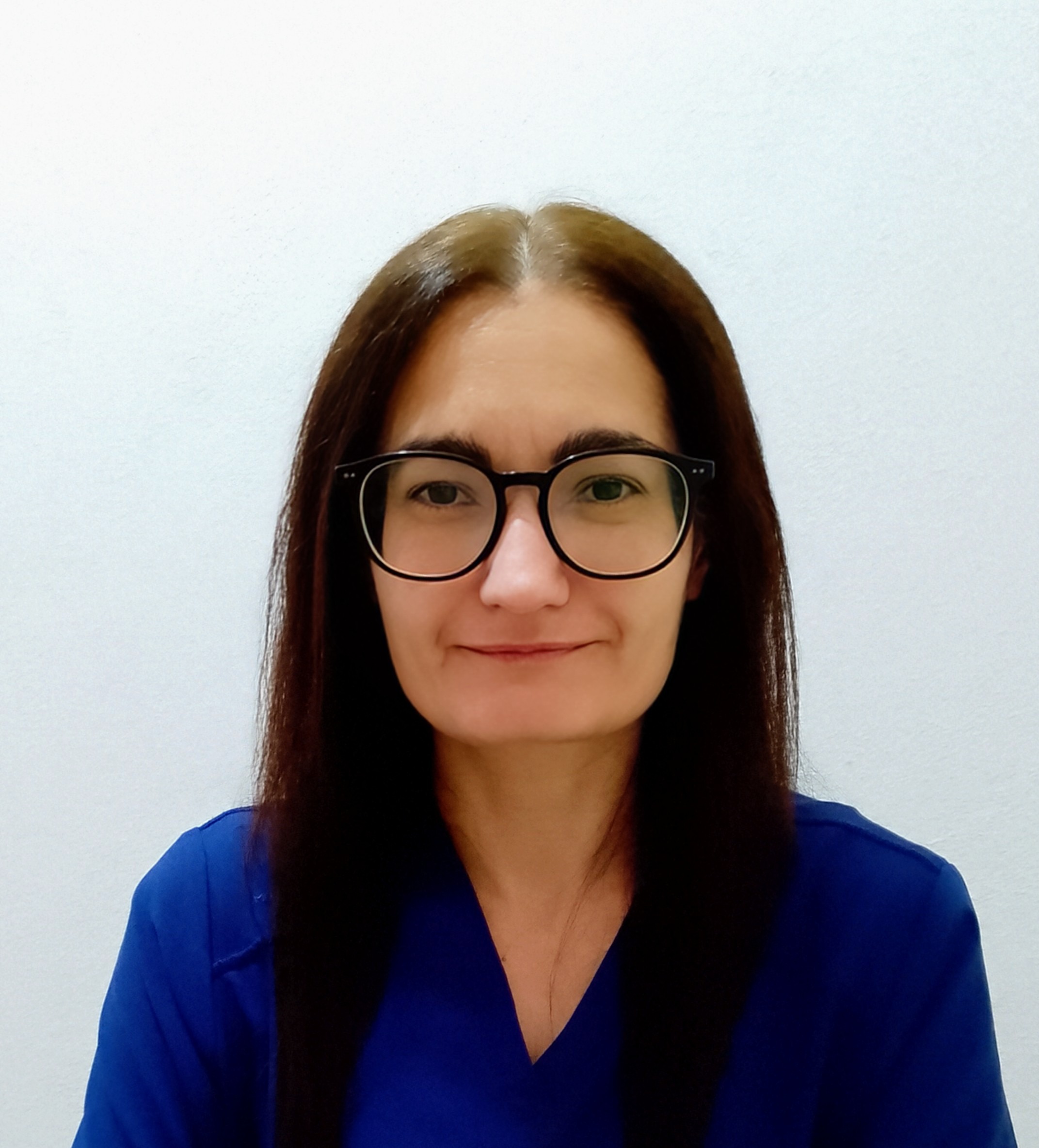 Retrato de Carolina Muñoz González con gafas y camiseta azul