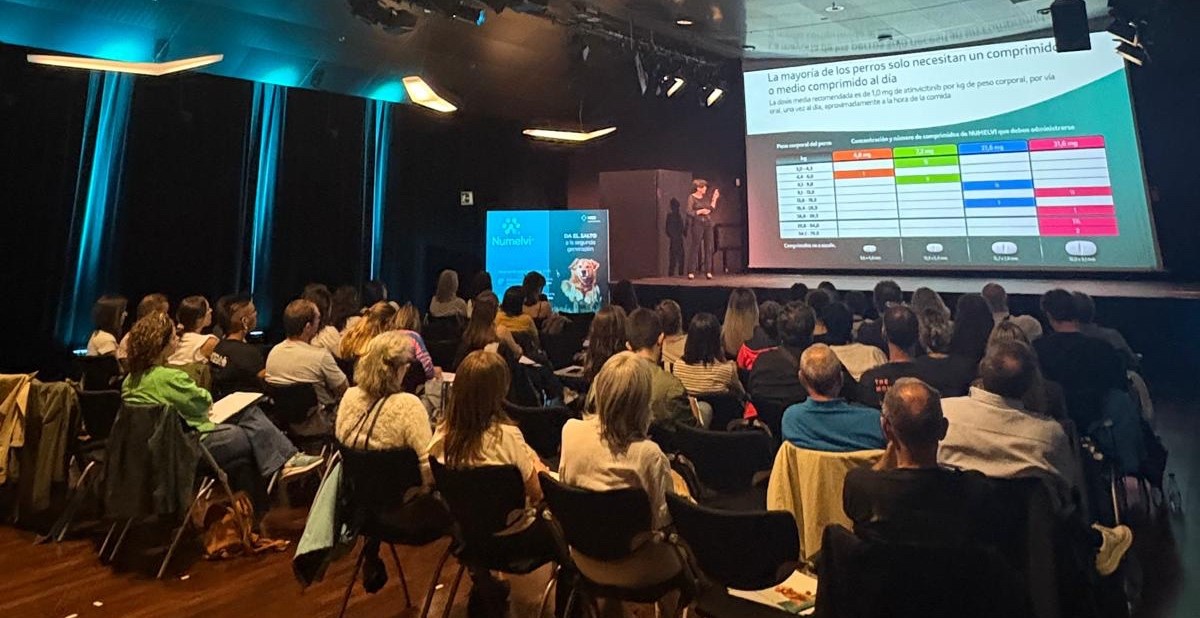 Conferencia sobre salud animal con presentación en pantalla