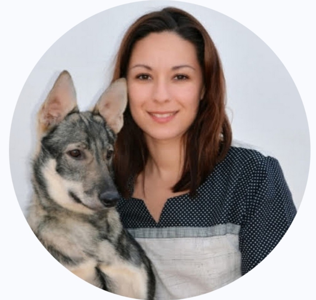 Mujer sonriente con un perro de aspecto amistoso