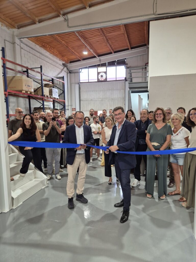 Inauguración de las nuevas instalaciones de Cantabria Labs Stangest con asistentes y corte de cinta