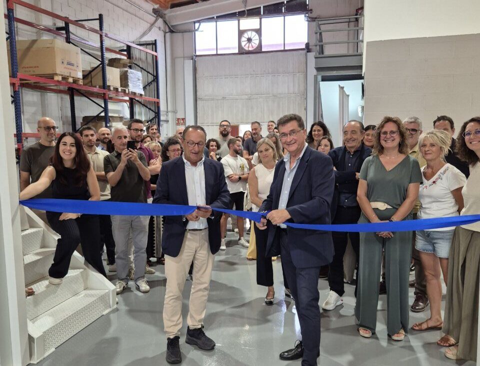 Inauguración de las nuevas instalaciones de Cantabria Labs Stangest con asistentes y corte de cinta