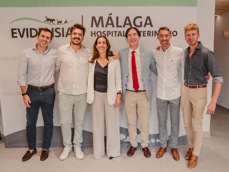 Grupo de personas en la inauguración de Evidensia en Málaga