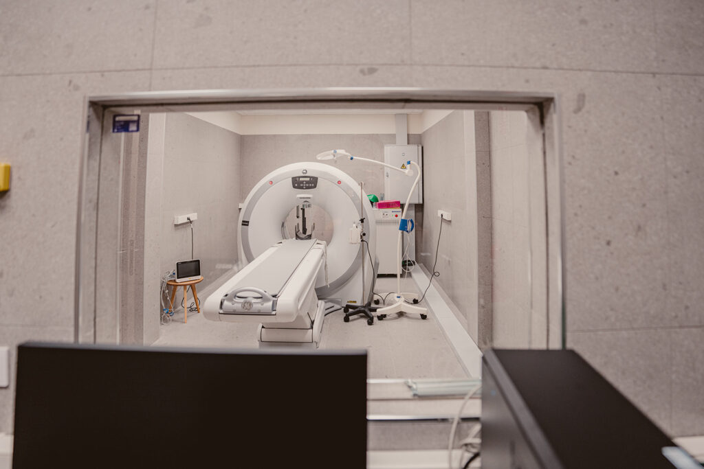 Sala de un hospital con un escáner y equipo médico visible