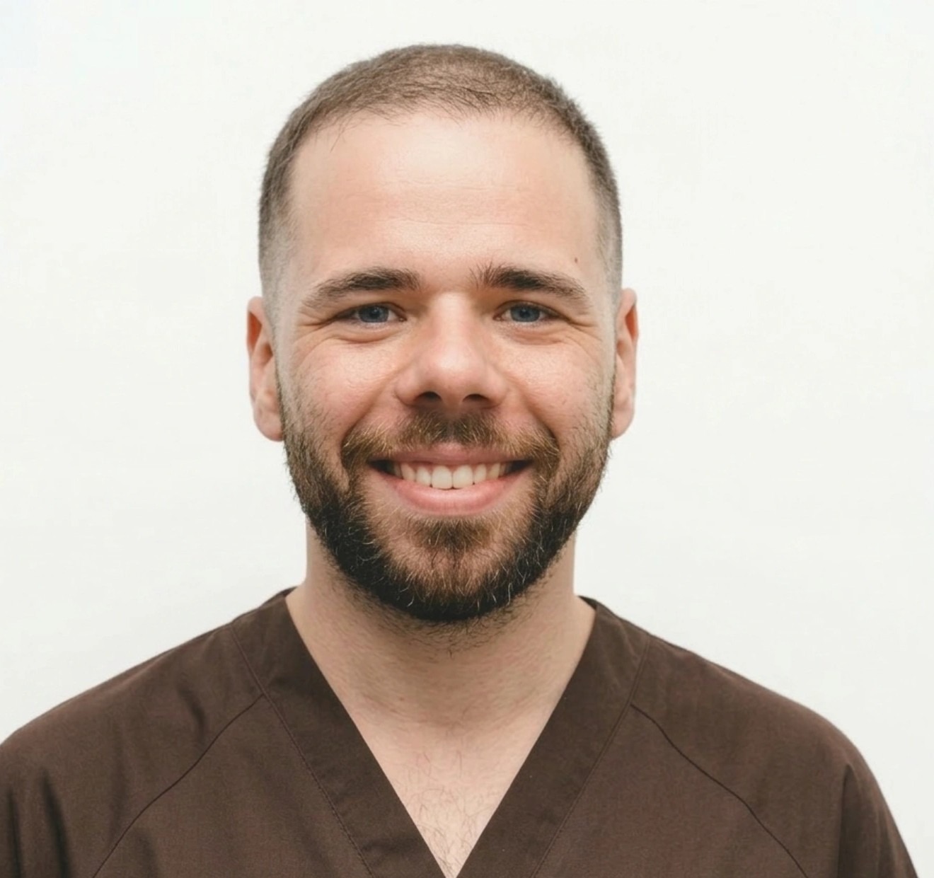 Retrato de Mario Pérez García sonriendo con bata marrón