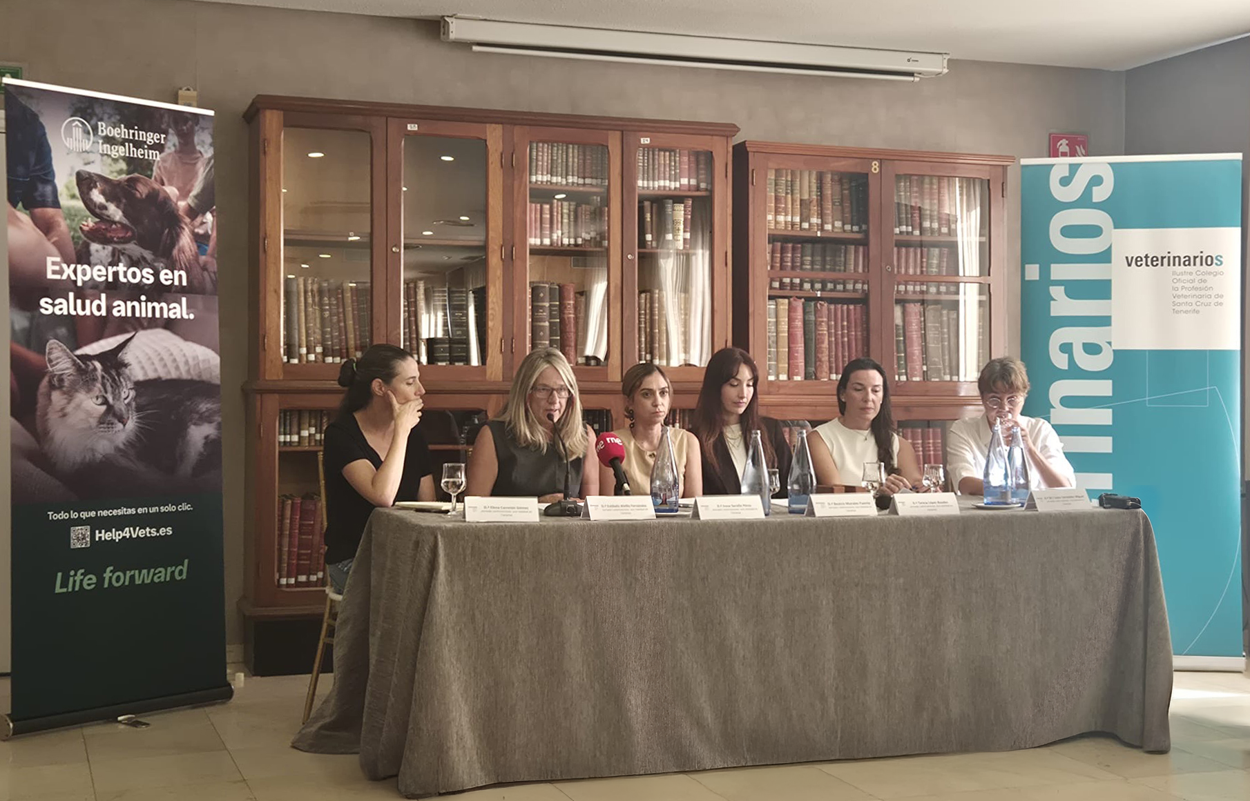 Panel de expertos discutiendo sobre salud animal en Canarias