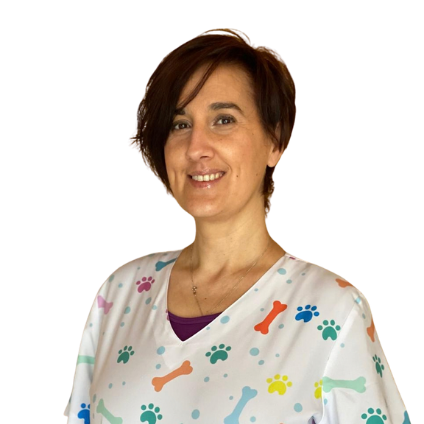 Veterinaria Rosa Tejada Rascón con uniforme colorido en consulta