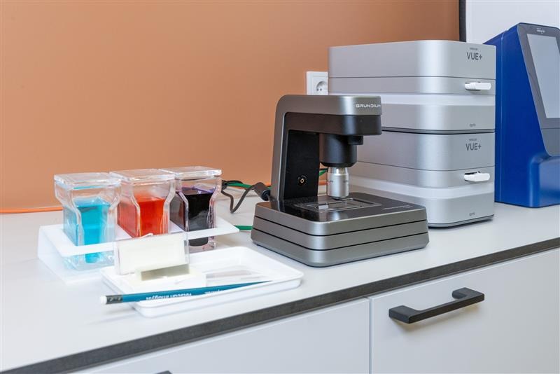 Equipos de laboratorio veterinario con coloridos reactivos y un microscopio