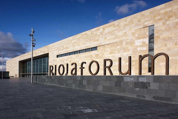 Fachada del RiojaForum, sede del congreso de medicina felina.