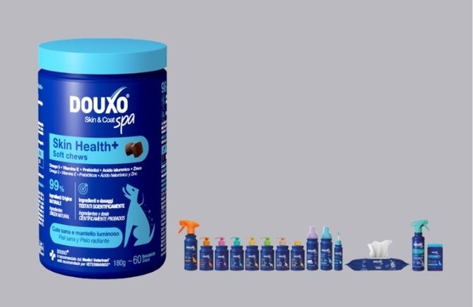 Envase de DOUXO® SPA Skin Health+ Soft Chews junto a otros productos