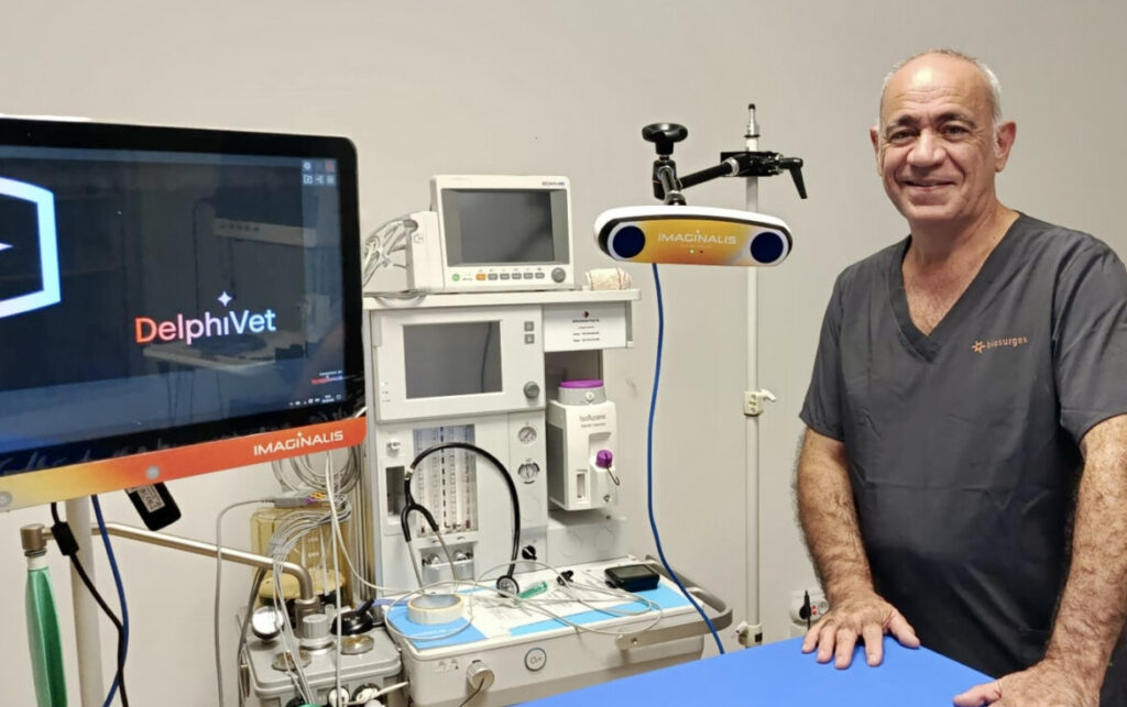 José Rial, director del Instituto Vetermed, junto al navegador quiúrgico Delphivet.